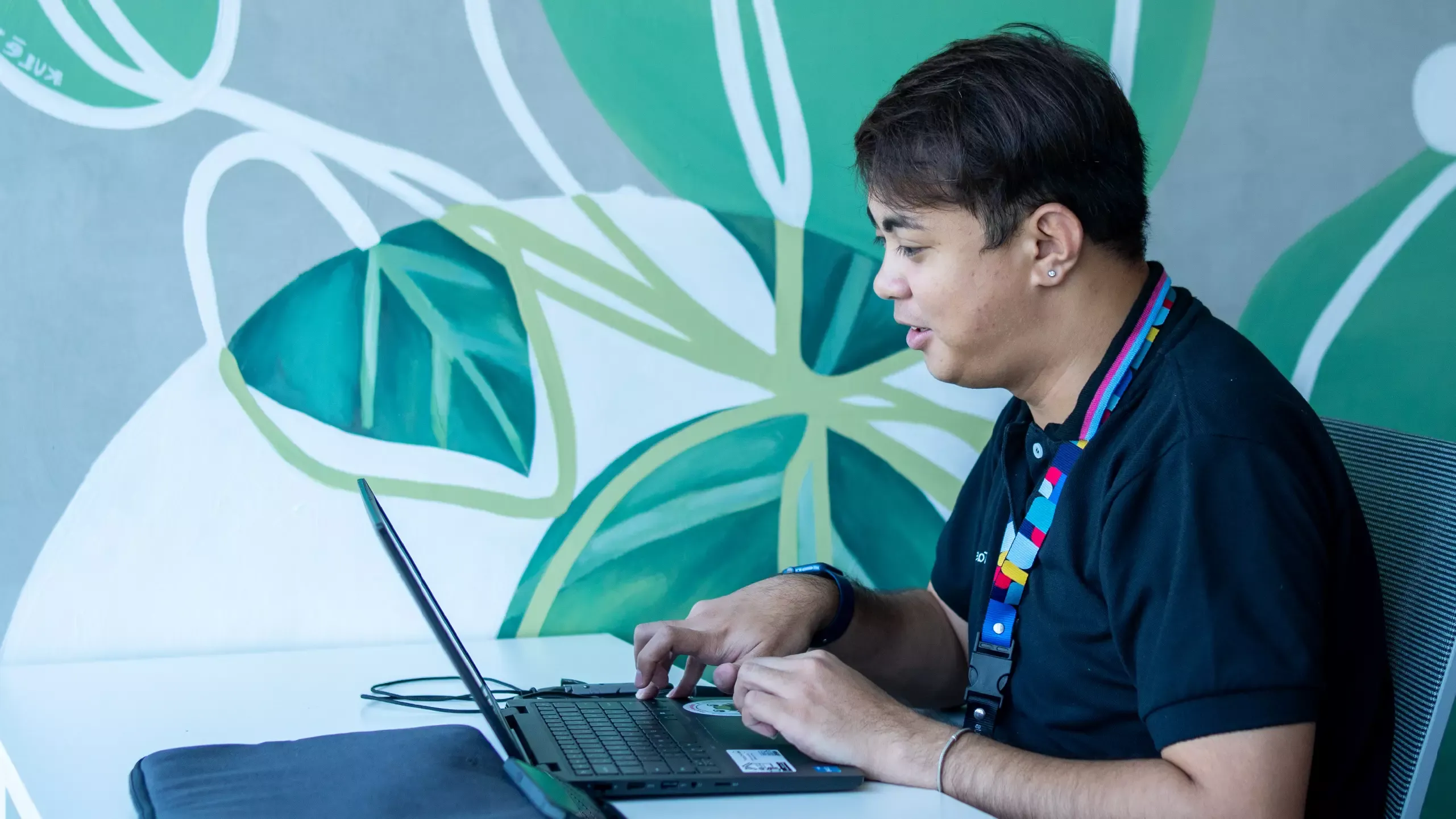 A BPO agent working to provide cx services