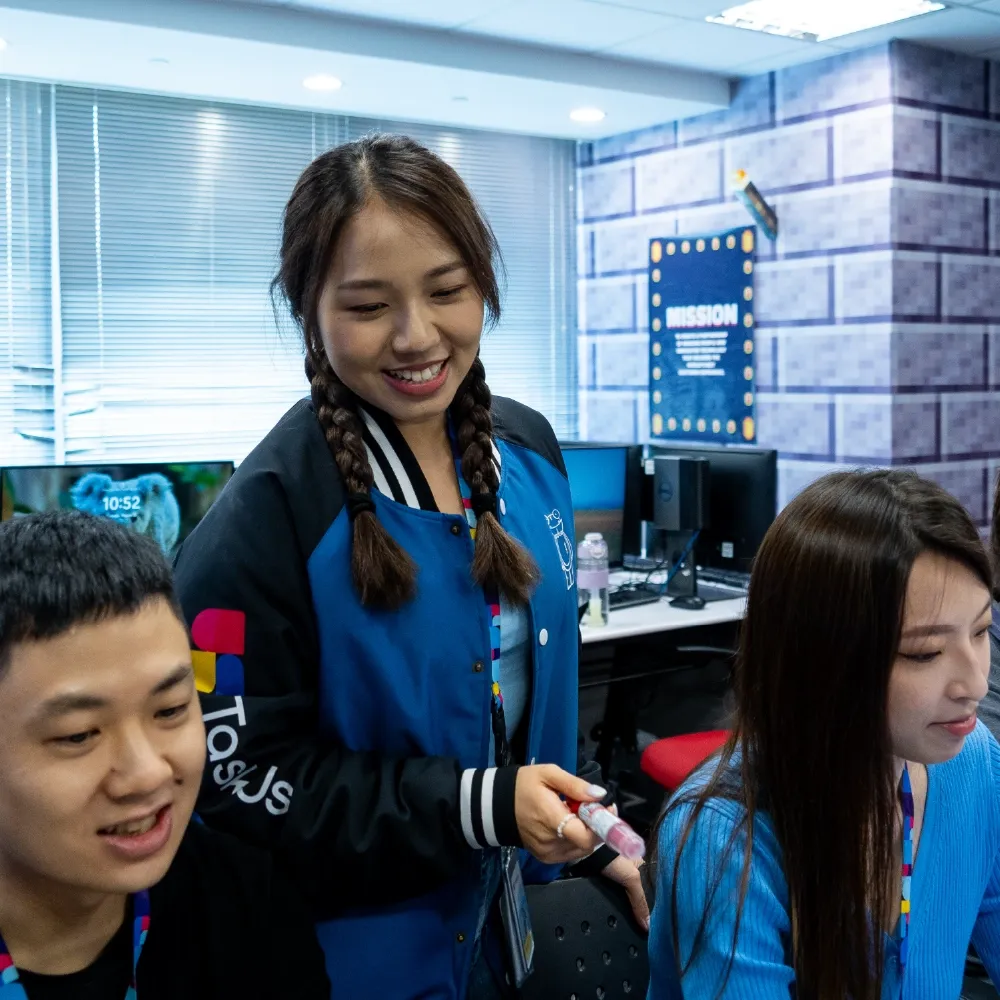 TaskUs employee performing learning and development services