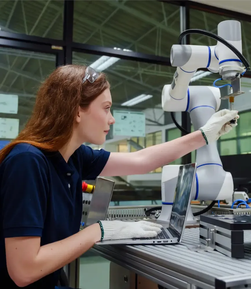 A BPO agent working to provide cx services